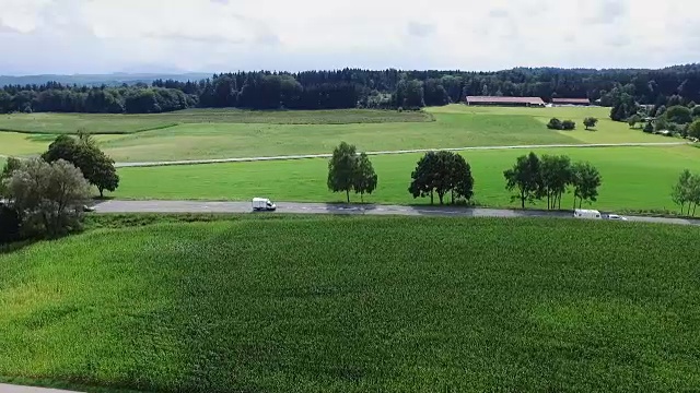 无人机镜头-飞过小山和一条乡村小路视频素材