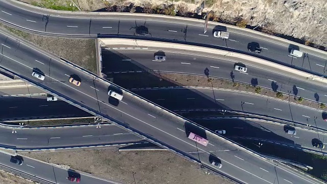 鸟瞰图的城市景观曲线道路与汽车视频素材