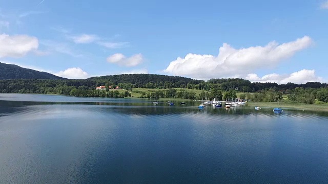 无人机在德国的一个湖上空飞行视频素材