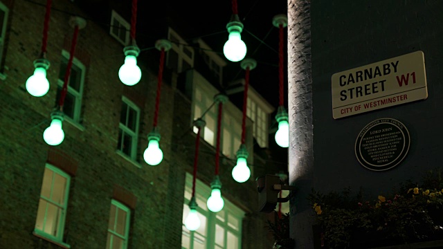 卡尔纳比街的标志，在晚上的颜色变化的灯视频下载
