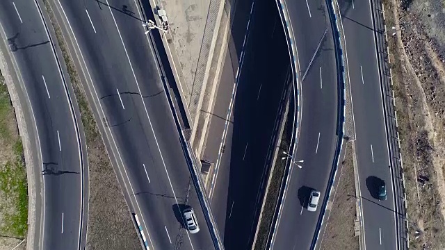 鸟瞰图的城市景观曲线道路与汽车视频素材