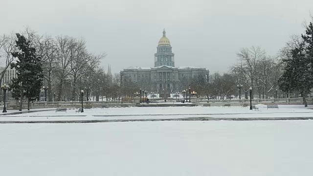 科罗拉多州丹佛市国会大厦市民中心公园冬天下雪视频素材