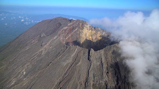 巴厘岛火山山最高空中飞人视频下载