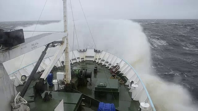 大浪从船鼻上滚过视频素材