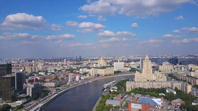 俄罗斯晴天莫斯科城河中心空中全景4k视频素材