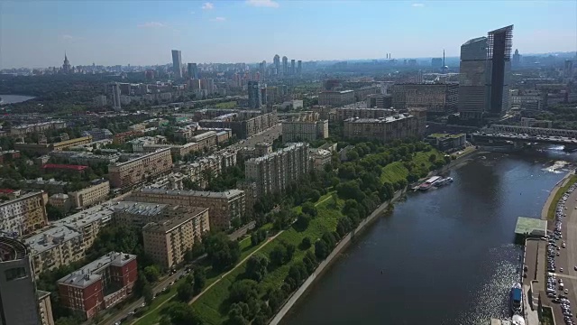 俄罗斯晴天莫斯科现代城市河边航拍全景4k视频素材