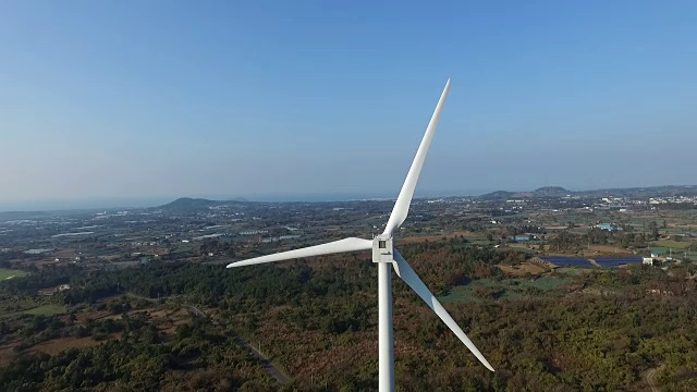 亚洲韩国济州岛的风力涡轮机视频素材