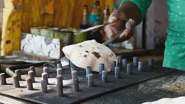 烹饪印度扁面包视频下载
