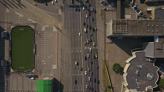 俄罗斯阳光明媚的一天莫斯科城市购物中心交通道路ring down空中全景4k视频素材