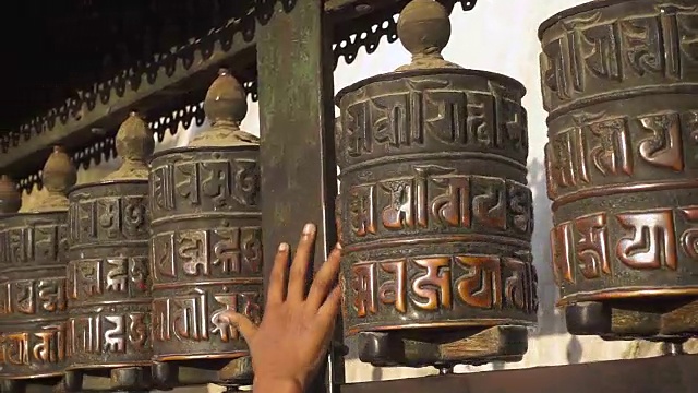 尼泊尔加德满都的祈祷轮。慢动作视频素材