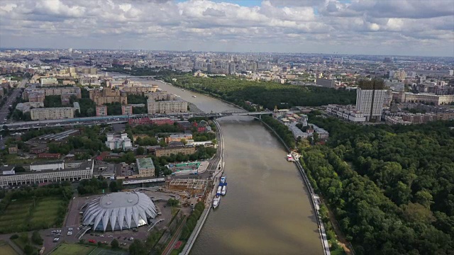 俄罗斯晴天莫斯科河城市景观luzniki复杂空中全景4k视频素材