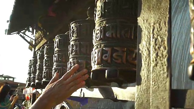 尼泊尔加德满都的祈祷轮。慢动作视频素材