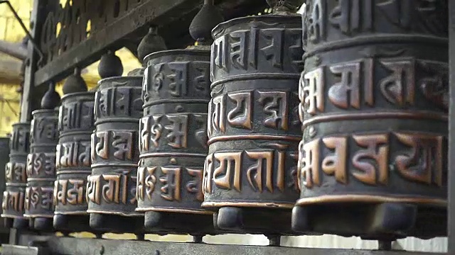 佛教祈祷轮子。斯瓦扬布纳特塔，加德满都，尼泊尔视频素材