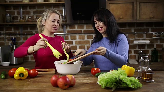 快乐的中年妇女在搅拌一碗沙拉视频素材