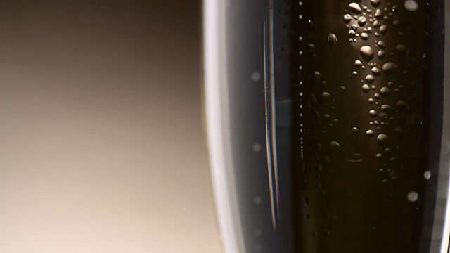 二氧化碳的气泡在香槟杯中汽化了。近距离视频素材