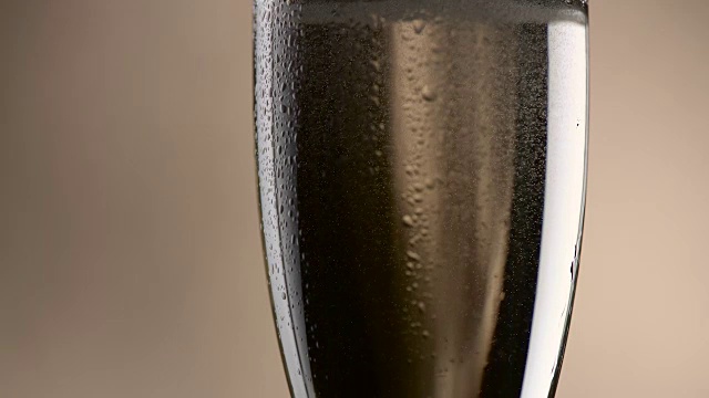 香槟的气泡浮到玻璃表面。近距离视频素材