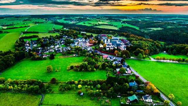 鸟瞰德国艾菲尔地区黎明时分风景如画的村庄视频素材