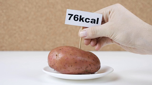 土豆中含有多少卡路里，男性手放一盘含有多少卡路里的土豆视频下载