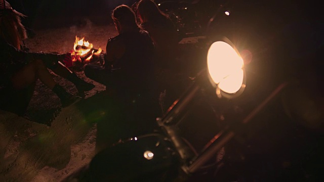 一群骑摩托车的叛军朋友围坐在篝火旁喝酒视频素材