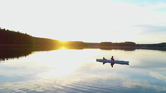 夏天放松活动。皮划艇在日落视频素材