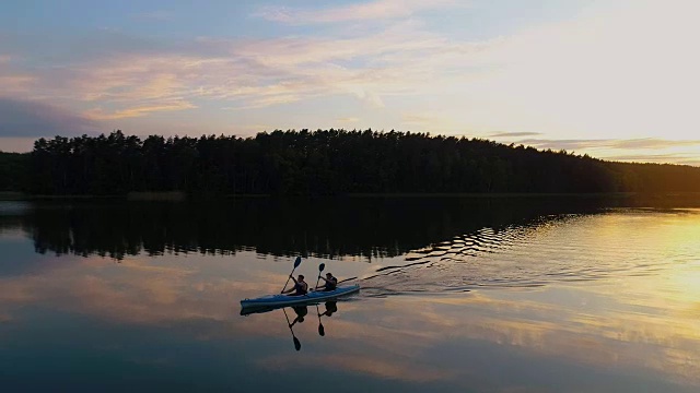 夏天放松活动。皮划艇在日落视频下载
