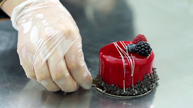 一位专业的糖果师从桌子上取下一块蛋糕视频素材