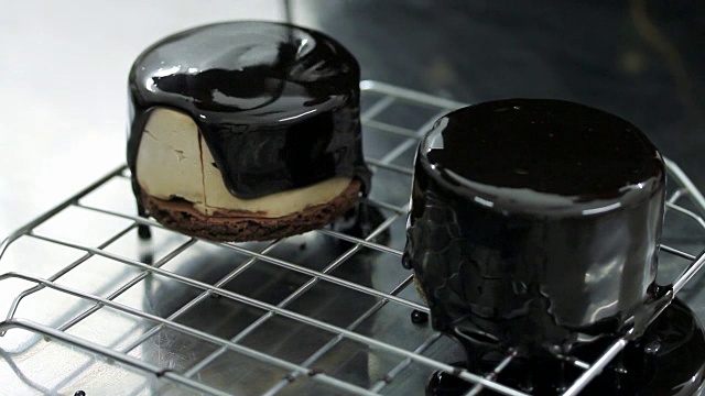 一个专业的糖果师制作单份蛋糕，并在上面涂上巧克力酱视频素材