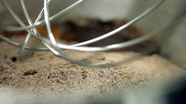 一个装满面粉的碗和一个立式搅拌机准备搅拌面粉的镜头视频素材