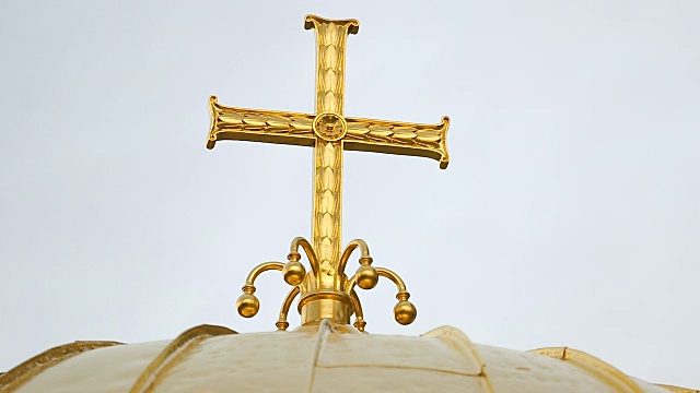 基督教教堂圆顶上的金十字架，宗教建筑，崇拜视频下载