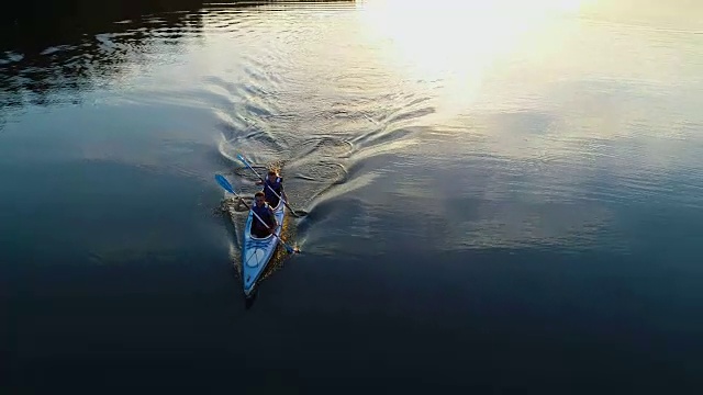夏天放松活动。皮划艇在日落视频素材