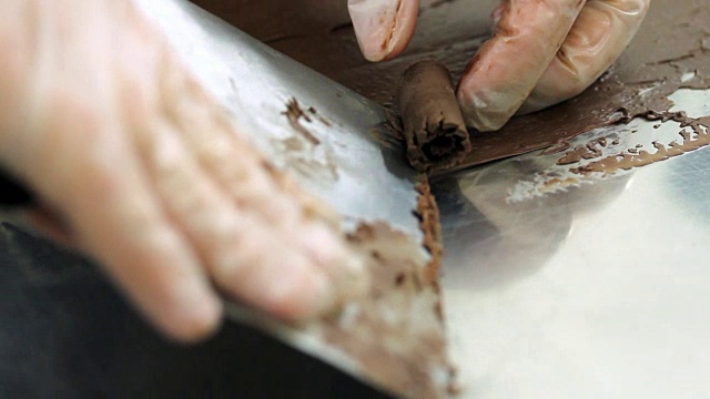 制作巧克力装饰的糖果商视频素材