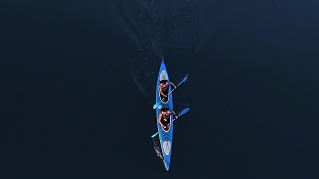 在kayak旅行。从上面的观点视频下载