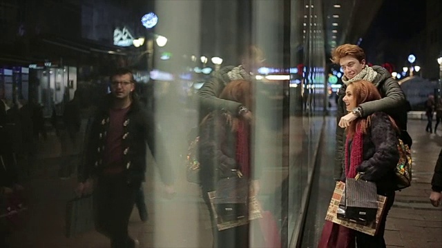 红发情侣在购物视频素材