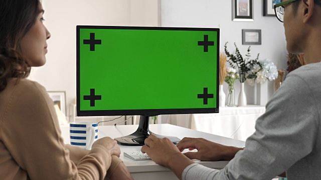 两个人用电脑，对着绿屏说话，色度键视频下载