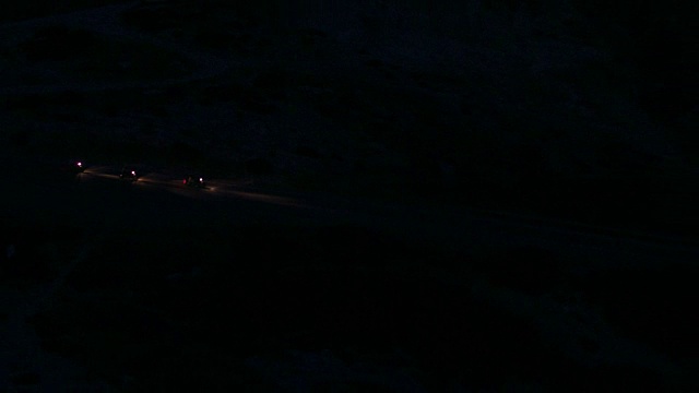 夜晚摩托车在山路上的俯瞰视频素材
