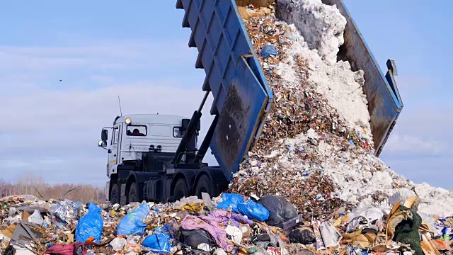 垃圾车在垃圾填埋场上处理垃圾。把垃圾变成垃圾的车辆。视频素材