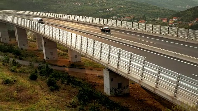 空中Črni Kal高架桥在Osp山谷，斯洛文尼亚日落视频素材