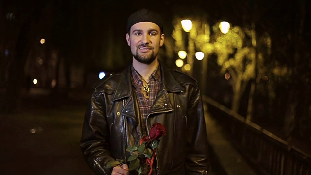男人戴着玫瑰，肖像视频素材