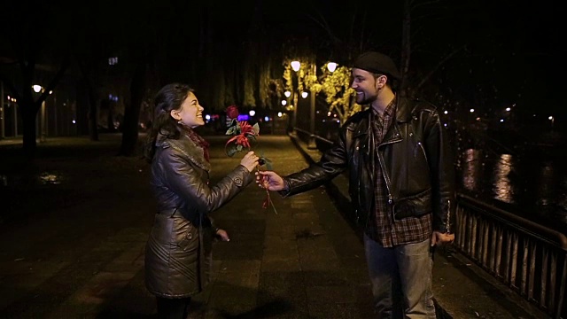 一个男人给一个女人一朵玫瑰，特写视频素材