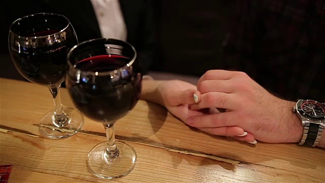 情人节夜晚餐厅的浪漫——人类的双手合上视频下载