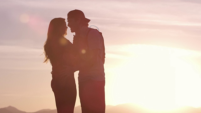 日落时分，一对情侣拥抱亲吻的剪影视频素材