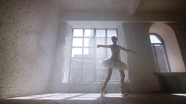 芭蕾舞演员在演播室里表演小转视频素材