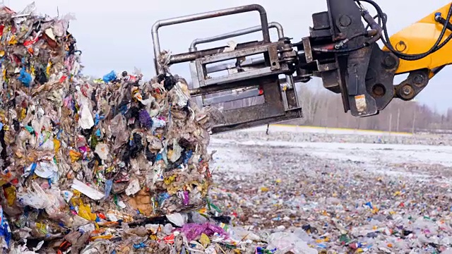 垃圾收集机在垃圾填埋场处理垃圾。视频素材