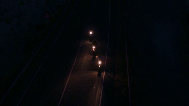 夜间高速公路上骑摩托车的人的无人机画面视频素材