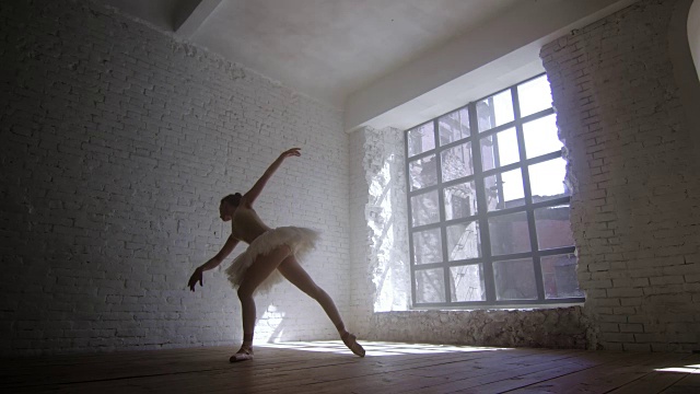 芭蕾舞演员在训练室内表演跳芭蕾舞视频素材