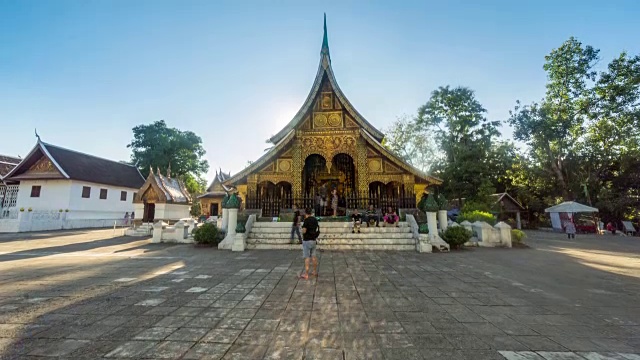 4K延时:老挝琅勃拉邦的香通寺和游客。视频素材
