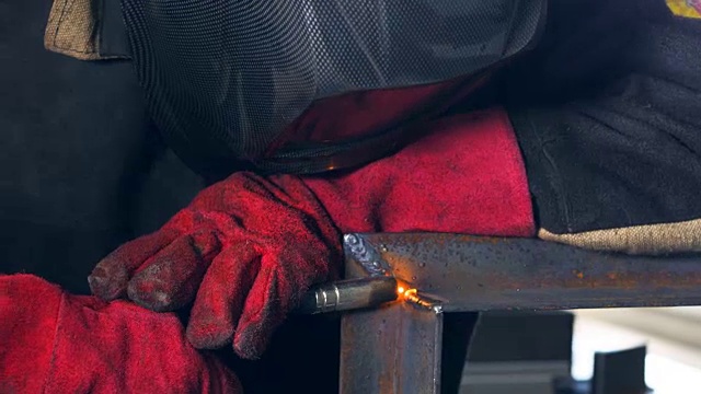 焊机。工人操作焊机，焊接金属。特写镜头。视频素材
