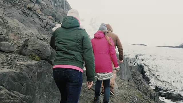 在冰岛的Vatnajokull冰礁附近，旅行的男男女女徒步穿越这座山视频素材