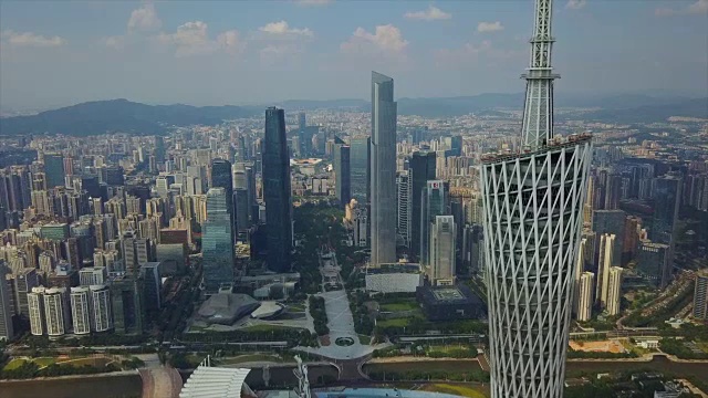 阳光明媚的广州市中心，广东塔顶航拍4k中国全景视频素材