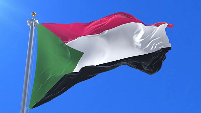 蓝天中缓缓地飘扬着苏丹的旗帜视频素材